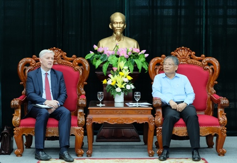  Country Director Eric Sidgwick (left) and Vice Chairman Tuan (Photo: danang.gov.vn).