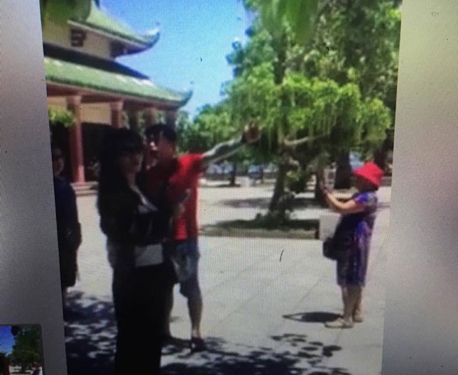 A Chinese tour guide (2nd left) at the Linh Ung Pagoda (An image taken from a clip)  