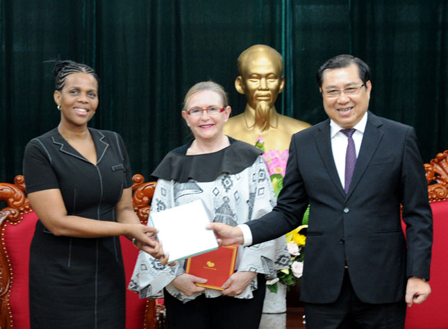 Chairman Tho (right) presenting souvenirs to Premier Zille (centre) and South African Ambassador Magau (left)