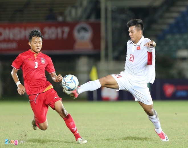 Vietnamese striker L​e V​an Nam (right) competes for the ball against a Myanmar opponent in the last match of group B of the AFF U18 Championship. (Photo: zing.vn)