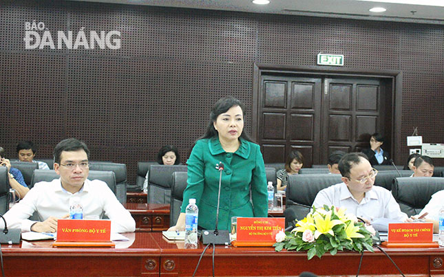  Bộ trưởng Bộ Y tế Nguyễn Thị Kim Tiến ghi nhận những nỗ lực của ngành y tế thành phố.        Ảnh: P. CHUNG