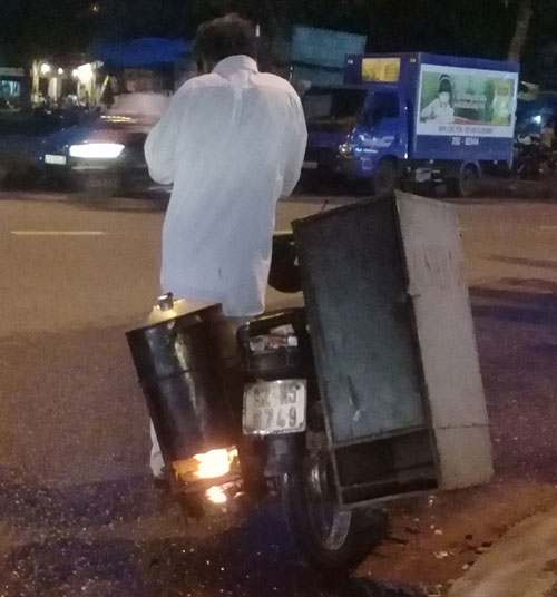 Nấu, bán bánh bao lưu động trên đường phố, gây lo ngại về mất an toàn cháy, nổ. 