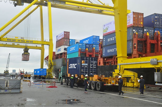 Unloading cargo at the Tien Sa Port