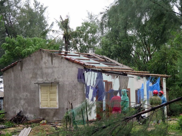 A house had its roof blown away by storm Doksuri (Source: VNA)