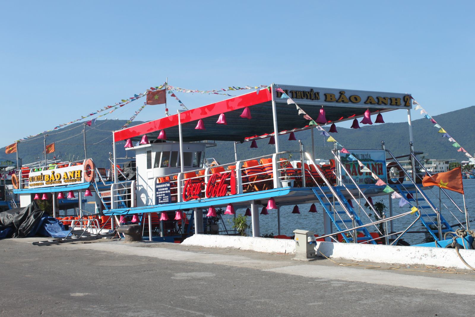 A local tourist boat docked at Da Nang Port (Photo: Internet)