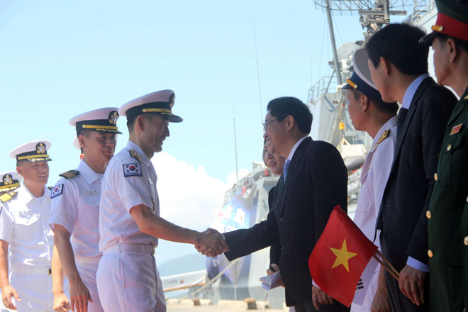 Đại diện lãnh đạo Sở Ngoại vụ thành phố Đà Nẵng bắt tay và chào mừng Chuẩn Đô đốc Yang Yong-Mo và các thành viên đoàn tàu đến thăm Đà Nẵng.