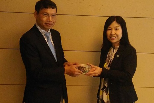 Vice Chairman Minh (left) presenting a momento to Deputy Mayor Emiko