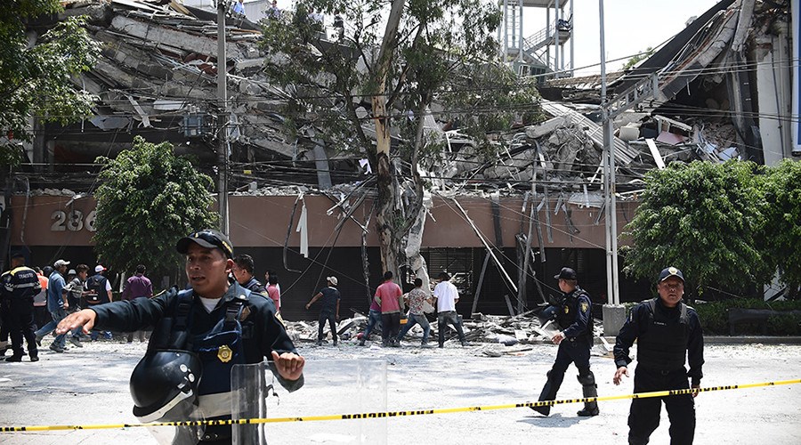Cảnh sát phong tỏa một tòa nhà ở Mexico City bị sụp đổ sau trận động đất. (Nguồn: AFP)