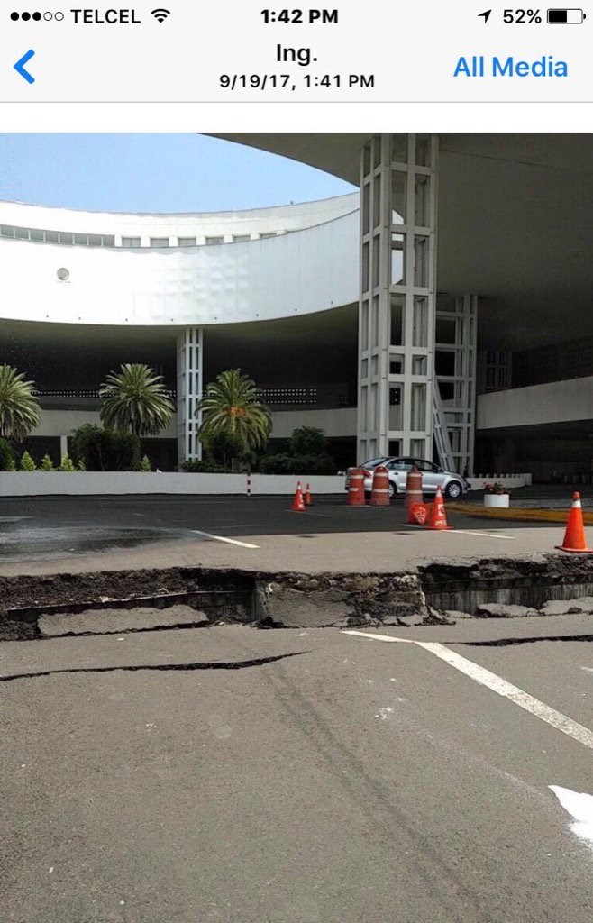 Đường ở sân bay Mexico City bị nứt lớn sau trận động đất.