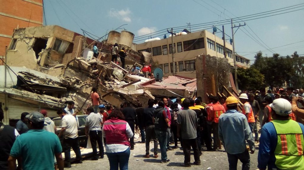 Một tòa nhà bị đổ sập trong trận động đất.