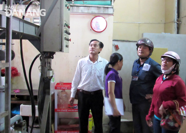 Đoàn kiểm tra liên ngành về an toàn thực phẩm quận Liên Chiểu kiểm tra tại một cơ sở sản xuất nước đá.