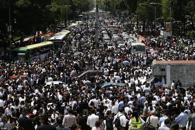 Hàng nghìn người đổ ra đường. (Ảnh: AP)