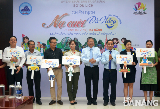 Vice Chairman Tuan (4th right) and some delegates at the launching ceremony