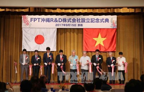 Leaders of FPT Group and Okinawa Prefecture cut ribbon to launch the former’s R&D centre in the province