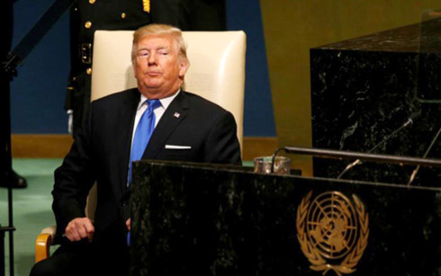 Tổng thống Donald Trump trở lại ghế ngồi sau bài phát biểu hùng hồn tại Đại hội đồng Liên Hợp Quốc. (Ảnh: Reuters)