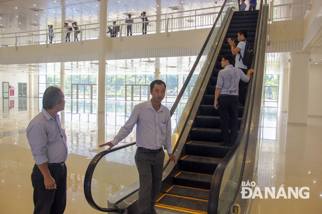 An escalator from the ground to the 1st floors 