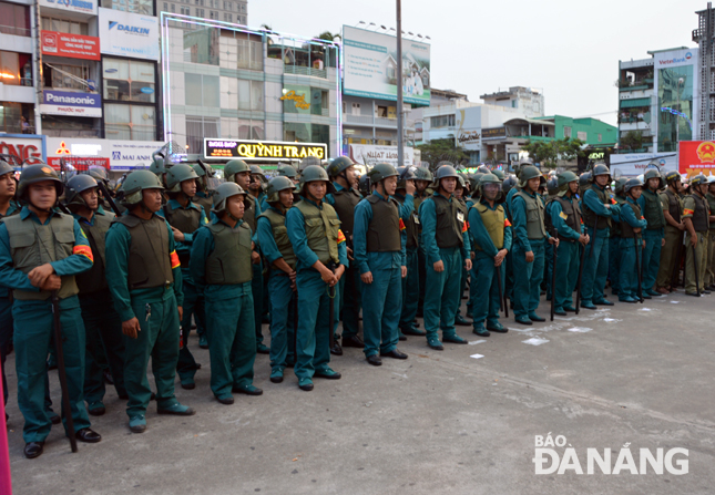 Lực lượng dân quân thường trực thành phố trong lễ ra quân tuần tra trấn áp tội phạm.