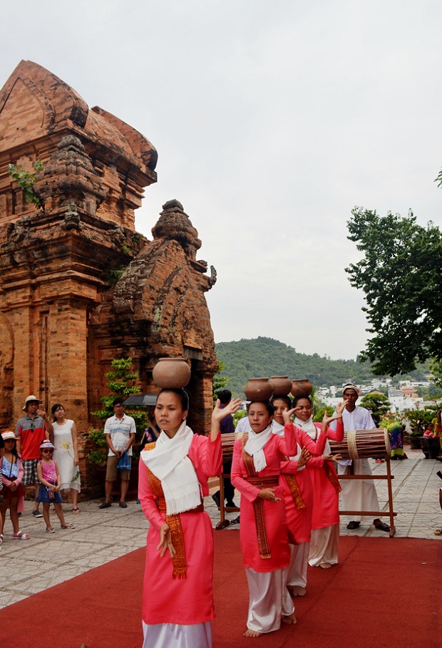 A Cham dance performance