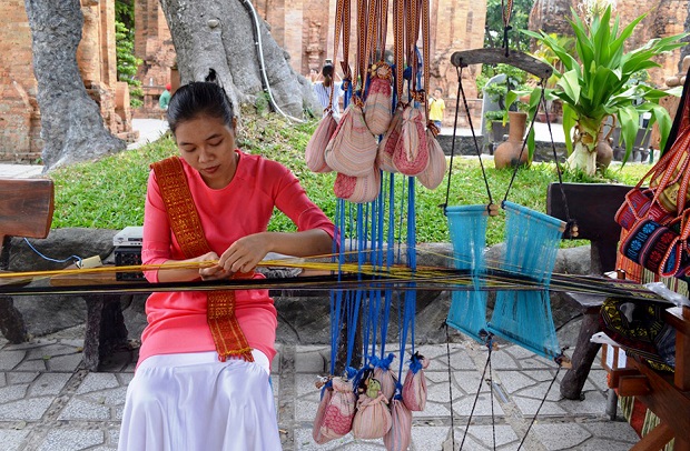 Weaving brocade