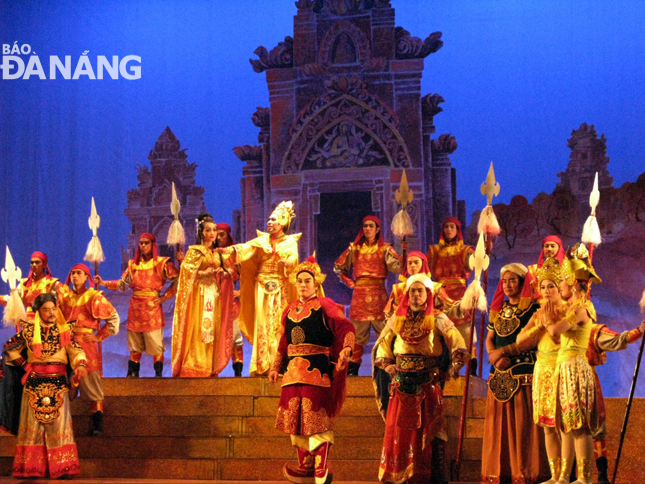Cảnh trong vở Huyền Trân Công chúa do Nhà hát tuồng Việt Nam biểu diễn tại Nhà hát Trưng Vương (Đà Nẵng).   Ảnh: TÚ PHƯƠNG