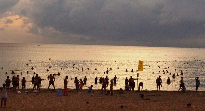 Tại bãi biển Mỹ Khê, sáng 13-9 có hàng trăm du khách mãi mê tắm biển. Sóng vỗ nhè nhẹ, du khách rất thích thú vui đùa (ảnh chụp sáng 13-9)