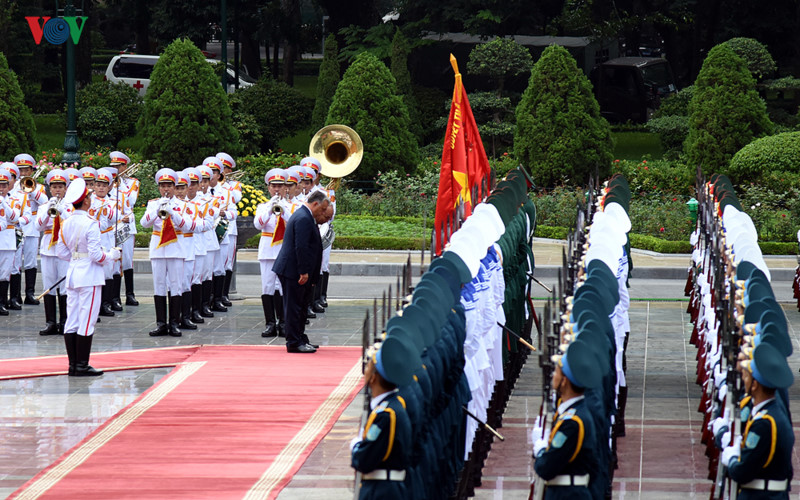 Thủ tướng Nguyễn Xuân Phúc và Thủ tướng Orbán Viktor chào Quân kỳ Quân đội nhân dân Việt Nam.