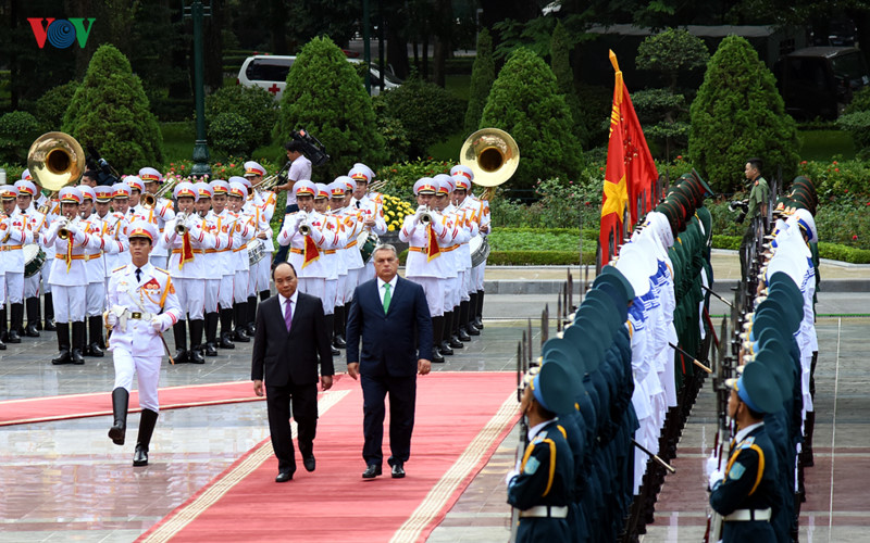 Tiếp đó, hai Thủ tướng duyệt đội danh dự Quân đội nhân dân Việt Nam.