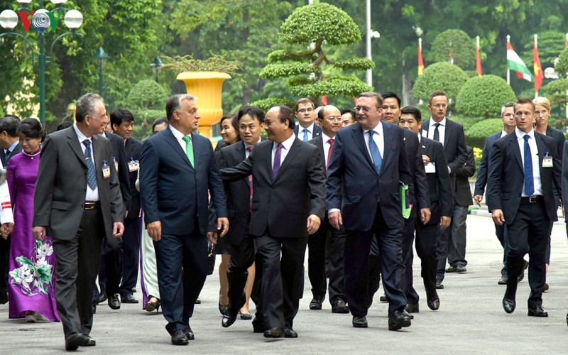 Sau lễ đón chính thức, Thủ tướng Nguyễn Xuân Phúc và Thủ tướng cùng đi bộ sang Văn phòng Chính phủ và tiến hành hội đàm.