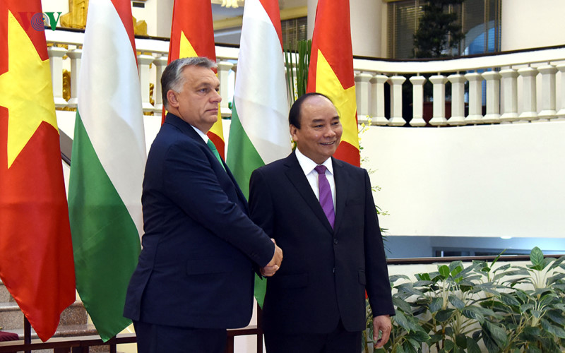 Thủ tướng Nguyễn Xuân Phúc nhiệt liệt chào mừng Thủ tướng Orbán Viktor sang thăm chính thức Việt Nam, coi đây là dấu mốc quan trọng của mối quan hệ hữu nghị truyền thống và hợp tác nhiều mặt giữa hai nước.