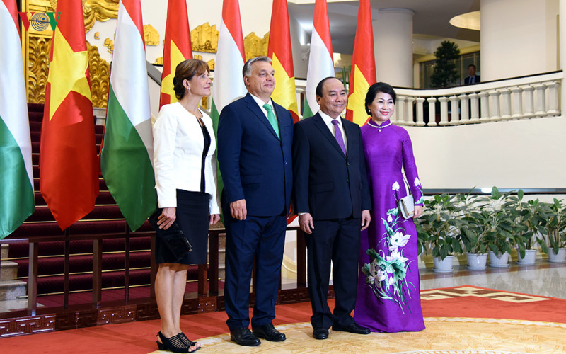 Thủ tướng Nguyễn Xuân Phúc và Phu nhân chụp ảnh lưu niệm với Thủ tướng Orbán Viktor và Phu nhân.