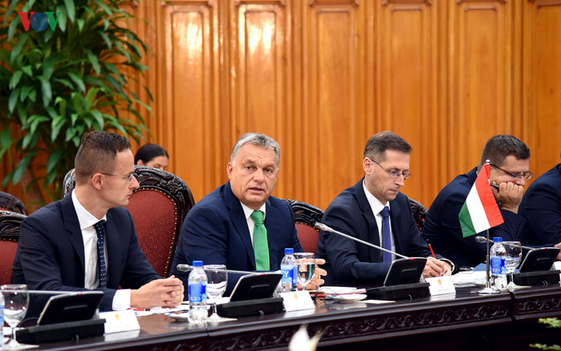   Chuyến thăm chính thức Việt Nam của Thủ tướng Orbán Viktor cũng nhằm khẳng định chính sách coi trọng và mong muốn tăng cường quan hệ nhiều mặt với Việt Nam, đưa hợp tác hai nước ngày càng hiệu quả và sâu rộng hơn.
