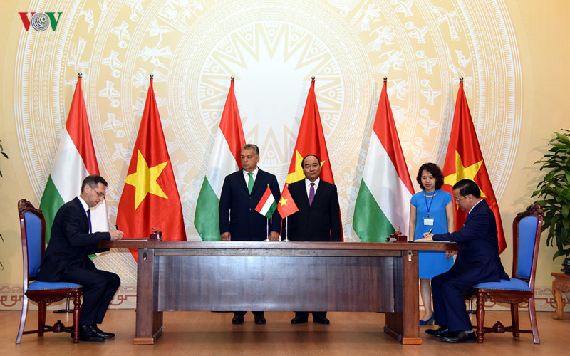 Sau hội đàm, Thủ tướng Nguyễn Xuân Phúc và Thủ tướng Orbán Viktor đã chứng kiến lễ ký kết các văn kiện hợp tác giữa hai nước.