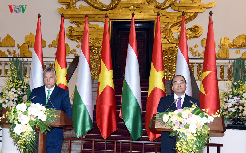 Sau lễ ký kết, Thủ tướng Nguyễn Xuân Phúc và Thủ tướng Orbán Viktor đã chủ trì buổi họp báo, thông báo kết quả hội đàm giữa hai nước.