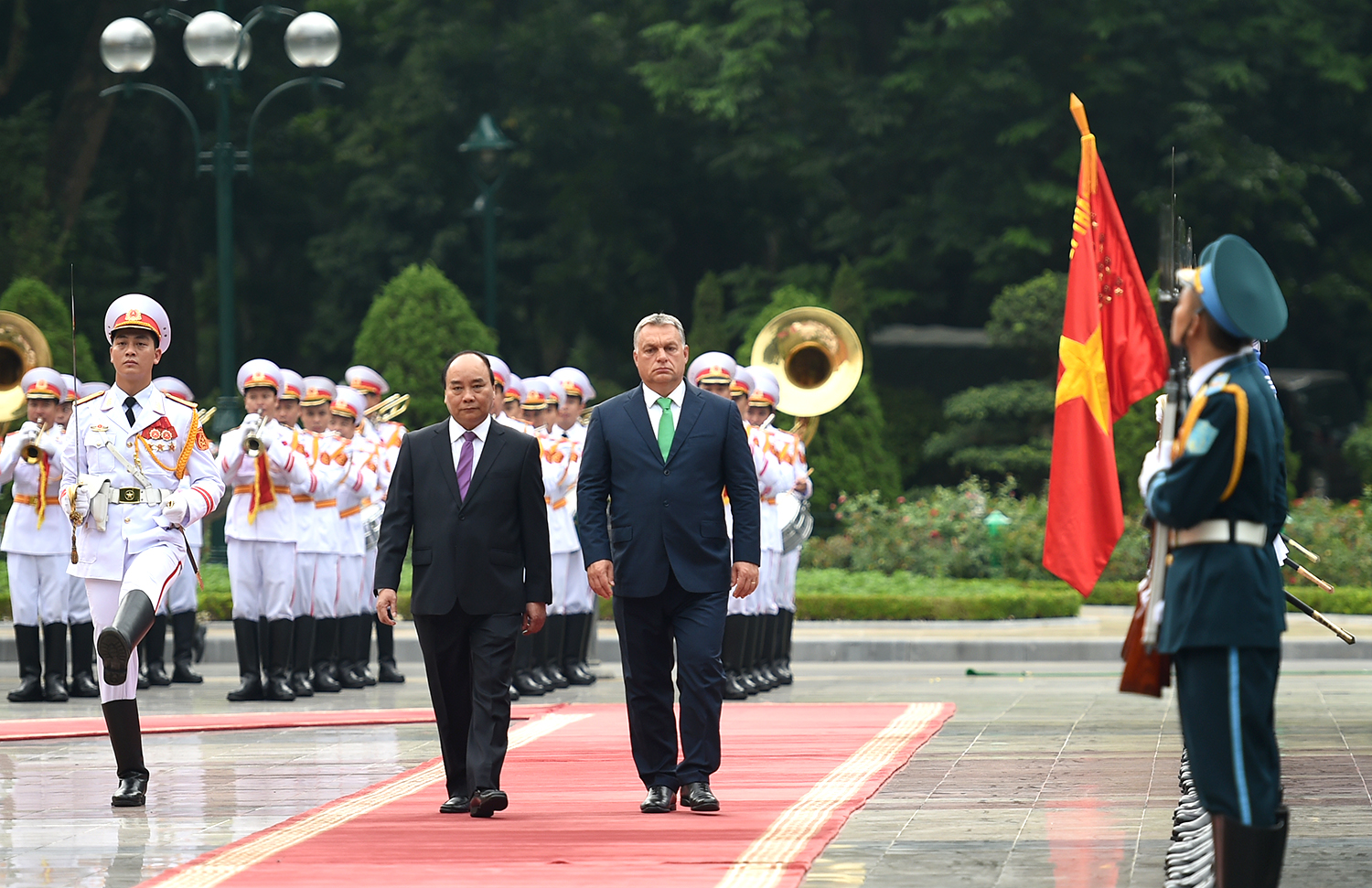 Thủ tướng Nguyễn Xuân Phúc và Thủ tướng Hungary Orbán Viktor duyệt đội danh dự - Ảnh: VGP/Quang Hiếu