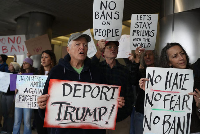 Lệnh cấm nhập cảnh của Tổng thống Donald Trump hồi tháng 3 nhằm vào người Hồi giáo vấp phải sự phản đối ở các sân bay quốc tế. 			    Ảnh: Getty Images