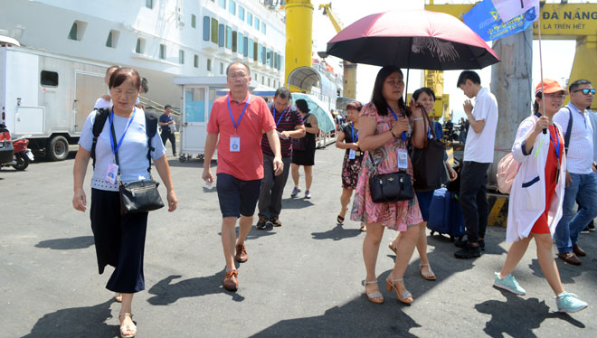 Chinese cruise ship passengers