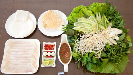 ‘Banh trang cuon thit heo’ (belly pork and vegetables wrapped in soft rice paper)