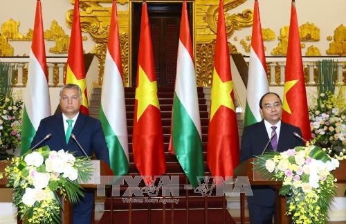 Vietnam's Prime Minister Nguyen Xuan Phuc (R) and Hungary's Prime Minister Viktor Orbán (Source: VNA)