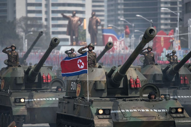 CHDCND Triều Tiên khẳng định nước này sẵn sàng phòng vệ trước một cuộc tấn công từ Mỹ. Trong ảnh: Một cuộc diễu binh của CHDCND Triều Tiên tại thủ đô Bình Nhưỡng. 	 						 Ảnh: AFP