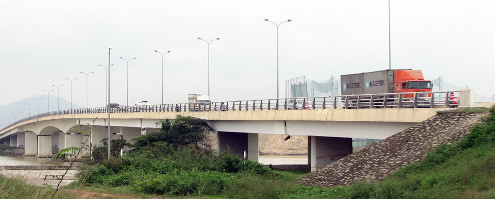 Cầu Tiên Sơn là một trong 6 cây cầu bắc qua sông Hàn ở Đà Nẵng, nối liền 2 quận Hải Châu và Ngũ Hành Sơn. Cầu nằm trên tuyến quốc Lộ 14B đoạn từ cầu vượt Hòa Cầm đến cảng Tiên Sa.