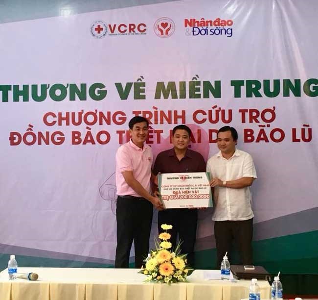 Representatives from the Viet Nam Red Cross Sponsor Council receives donations