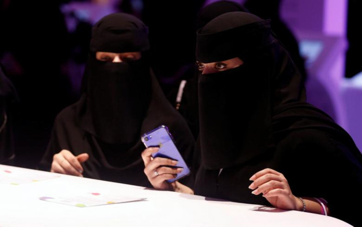   Một người phụ nữ tham khảo thông tin khi tham dự triển lãm Glowork tại thủ đô Riyadh, Saudi Arabia ngày 28/9.