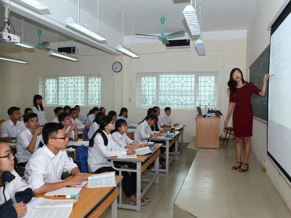 Giờ học của học sinh và giáo viên trường Trung học phổ thông Nguyễn Gia Thiều, Hà Nội. (Ảnh: Quý Trung/TTXVN)