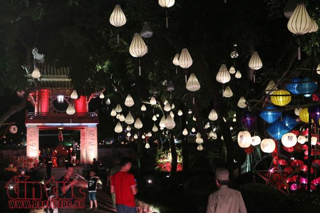 Toàn bộ khuôn viên của Văn Miếu - Quốc Tử Giám được trang trí bởi hàng ngàn đèn lồng với mọi kích cỡ, màu sắc và hình dáng.