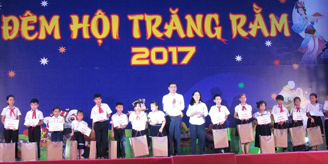 Phó Chủ tịch UBND thành phố Hồ Kỳ Minh trao học bỗng cho các em có hoàn cảnh đặc biệt khó khăn