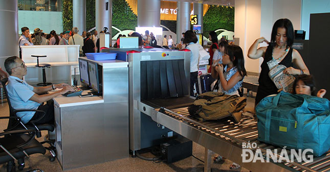 Hành khách nhận hành lý sau khi được soi chiếu tại Hải quan Cảng hàng không quốc tế Đà Nẵng.