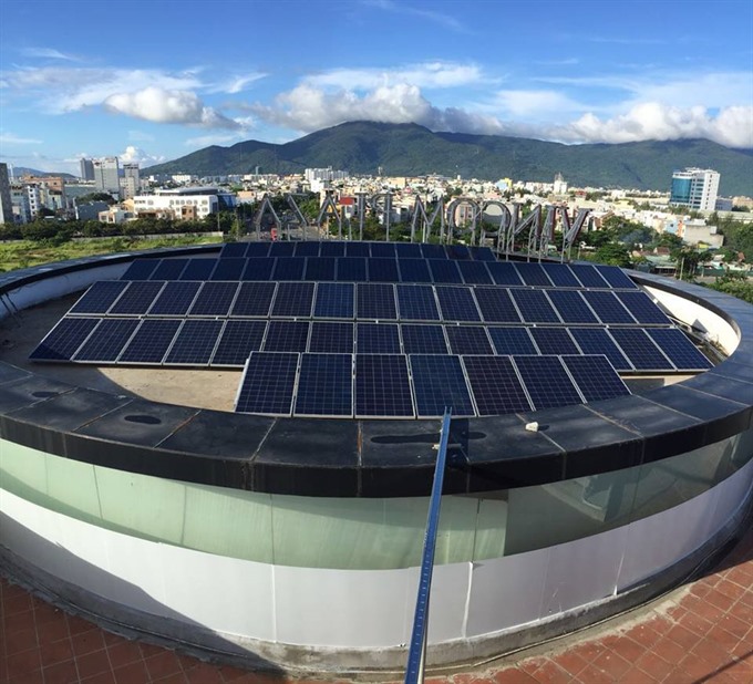 The roof of VinCom Ngô Quyền Trading Centre in Đà Nẵng is covered with solar panels. — VNS Photo Minh Vù Read more at http://vietnamnews.vn/environment/394433/da-nang-roofs-go-green.html#xJJvJTdDZTEmyhe4.99