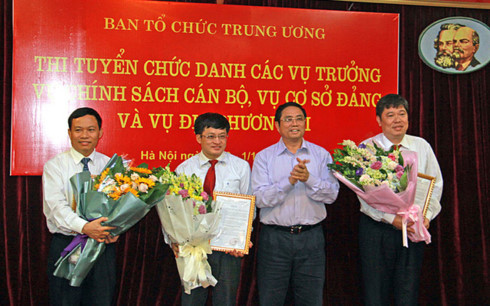Trưởng Ban Tổ chức Trung ương Phạm Minh Chính tặng hoa chúc mừng 3 tân vụ trưởng. (Ảnh: Tạp chí Xây dựng Đảng)