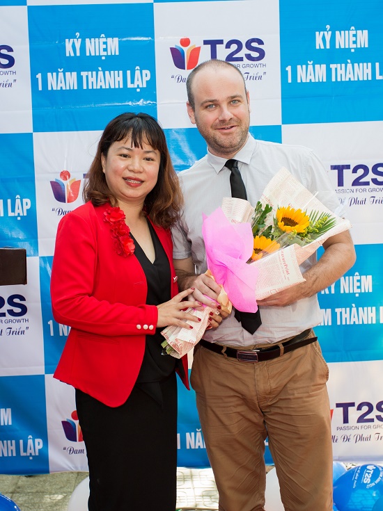 Bà Đỗ Thị Thanh Tâm, người sáng lập Trung tâm Anh ngữ T2S, tặng hoa cảm ơn thầy giáo Bruce Kieran Stoddart đến từ Anh.
