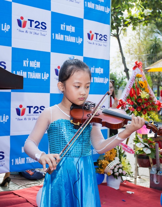 Em Huỳnh Phương Nam Trân, học sinh của Trung tâm T2S, độc tấu ca khúc “Happy birthday”.